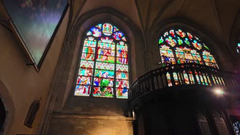 Buntglasfenster-Im-Inneren-Und-Gewölbedecke-Der-Gotischen-Kathedrale-Saint-Julian,-Le-Mans-In-Frankreich