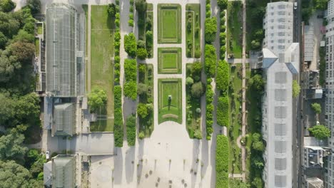 The-natural-museum-of-paris-showcasing-lush-gardens-and-greenhouses,-aerial-view