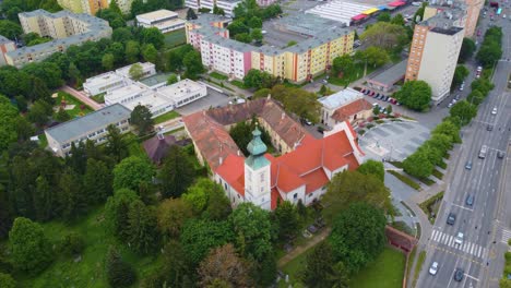 Vista-De-La-Ciudad-De-Szombathely,-Hungría,-El-Dron-Vuela-Sobre-La-Ciudad-Captura-La-Carretera-Transitada,-La-Vista-De-La-Ciudad-Y-Sus-Edificios-Arquitectónicos