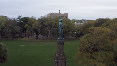 Toma-Aérea-De-Primer-Plano-Bajo-Del-Monumento-Confederado-Y-El-Monumento-A-La-Guerra-Civil-En-El-Parque-Forsyth-En-Savannah,-Georgia.