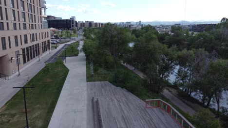 Una-Vista-Aérea-De-Denver,-El-Barrio-De-Rino-De-Colorado-A-Lo-Largo-Del-Río-Platte