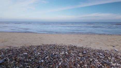 Einsames-Meer,-Sand-Und-Himmel-Mit-Kieselstrand-Southwold,-Suffolk,-Großbritannien