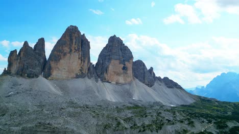 Los-Hermosos-Acantilados-Rocosos-De-Tre-Cime-Di-Laverado