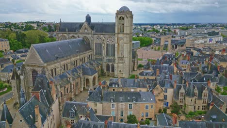 Catedral-De-Saint-Julien-Y-Murallas-Del-Recinto-Galorromano-De-Le-Mans,-Francia