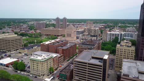 Vista-Aérea-De-Indianápolis-Sobre-El-Paisaje-Urbano-Urbano-Del-Distrito-Central-De-Gran-Altura-De-Indiana