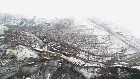 Luftaufnahme-Der-Buddhistischen-Akademie-Und-Gemeinde-Larung-Gar-Im-Winter,-Tibet,-China