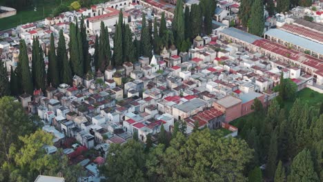 Toma-Aérea-De-Drones-De-Tumbas-Del-Cementerio-De-La-Santa-Cruz-En-Salta-Argentina