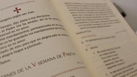 Close-up-of-a-Evangelio-prayer-book-open-to-a-passage-in-Zaragoza,-Spain
