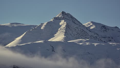 Wolken-Ziehen-Vor-Dem-Schneebedeckten-Cerro-Piramide-In-Patagonien,-Argentinien