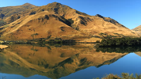 Die-Zerklüftete-Landschaft-Spiegelt-Sich-Auf-Der-Oberfläche-Des-Moke-Lake,-Neuseeland---Weitwinkelpanorama