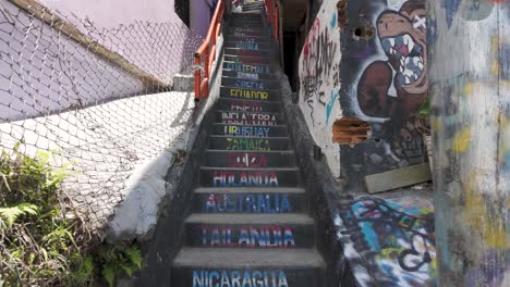 Escaleras-Con-Nombre-De-Países-En-La-Comuna-Pobre-13-Distrito-De-La-Ciudad-De-Medellín.