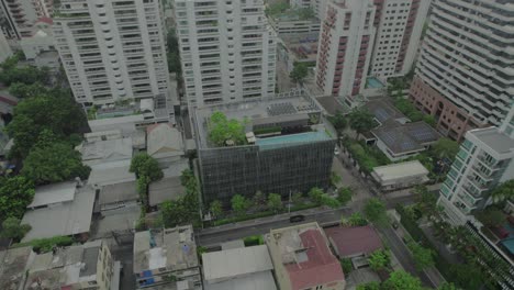 Luftdrohne-Schiebt-Schnell-über-Stadtgebäude-In-Bangkok,-Thailand