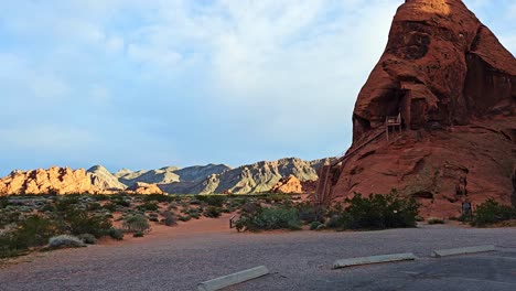 Atlatl-Rock-Im-Valley-Of-Fire-Mit-Langsamen-Schwenkansichten-Der-Wunderschönen-Landschaft-Im-Warmen-Sonnenlicht,-Nevada,-USA