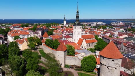 Increíble-Vista-Aérea-Sobre-El-Casco-Antiguo-De-Tallin,-Capital-De-Estonia