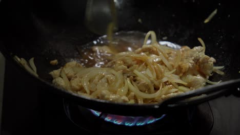 Zwiebeln-Und-Hühnchen-In-Einem-Heißen-Wok-Bei-Hoher-Hitze-Anbraten-Für-Eine-Köstliche-Mahlzeit