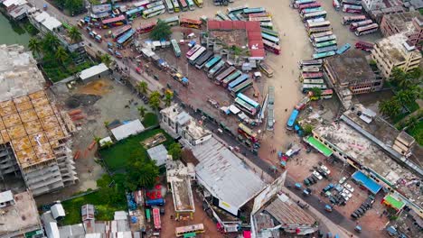 Una-Bulliciosa-Terminal-De-Autobuses-En-Rupatoli,-Barisal,-Bangladesh-Durante-El-Día,-Vista-Aérea.