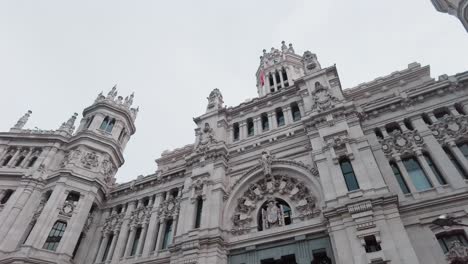 Nahaufnahme-Der-Fassade-Des-Berühmten-Cybele-Palastes-Im-Stadtzentrum-Von-Madrid,-Spanien