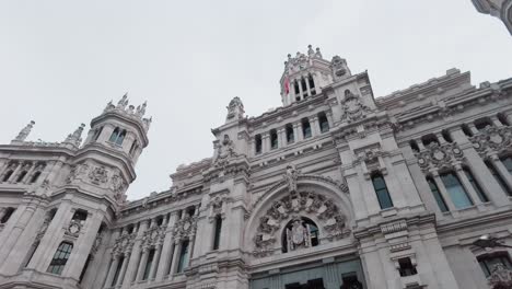 Cerrar-La-Fachada-Del-Famoso-Edificio-Del-Palacio-De-Cibeles-En-El-Centro-De-La-Ciudad-De-Madrid,-España