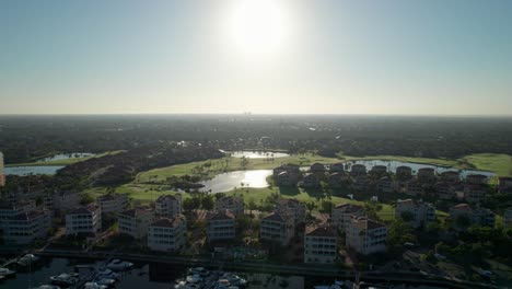 Dramatische-Drohnen-Luftaufnahme-Eines-Sonnenaufgangs-über-Einem-Golfplatz-In-Florida