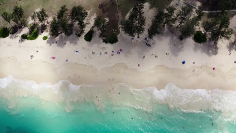 Vista-Aérea-De-Las-Olas-Rodando-Hacia-La-Playa-De-Waimanalo-En-La-Costa-De-Hawaii