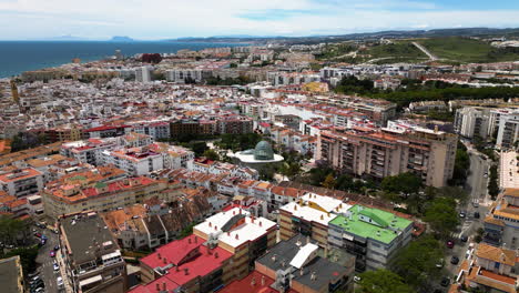 Wunderschönes-Stadtbild-Von-Estepona-Mit-Lebendigen-Farben,-Luftaufnahme-Der-Umlaufbahn