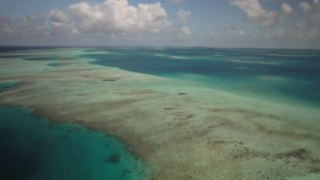 Cayo-vapor-with-stunning-turquoise-waters-and-coral-reefs,-aerial-view