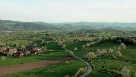 Imágenes-Aéreas-De-Drones-De-Un-Paisaje-Pintoresco-Y-Exuberante-Cerca-De-Hrinova,-Eslovaquia,-Durante-La-Primavera