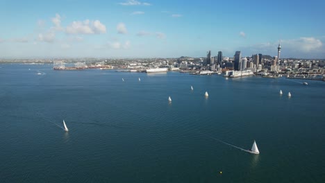 Auckland-CBD---Segelboote-Segeln-Im-Waitemata-Harbour-An-Einem-Sonnigen-Tag-In-Neuseeland