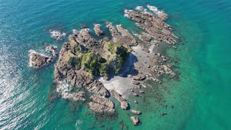 Aerial-View-Of-Nani-Island-By-The-Clear-Blue-Sea-In-Summer-In-Auckland,-New-Zealand