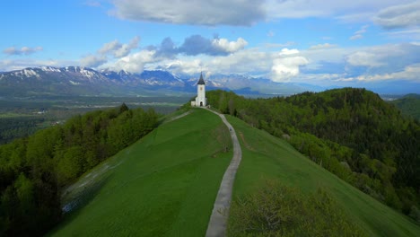 Una-Hermosa-Vista-Aérea-Del-Paisaje-Esloveno-Alrededor-De-La-Iglesia-Jamnik