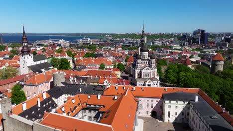 Una-Toma-Frontal-De-Un-Dron-Sobre-El-Castillo-De-Toompea-Revela-El-Casco-Antiguo-De-Tallin