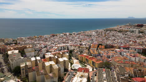 Ciudad-Costera-De-Estepona-Y-Horizonte-Marino,-Vista-Aérea-De-Drones