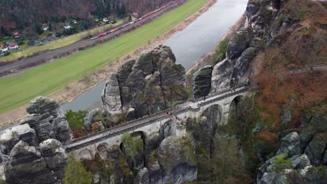 Paseo-Panorámico-En-Tren-Pasando-Por-El-Puente-Bastei-En-Sajonia,-Alemania
