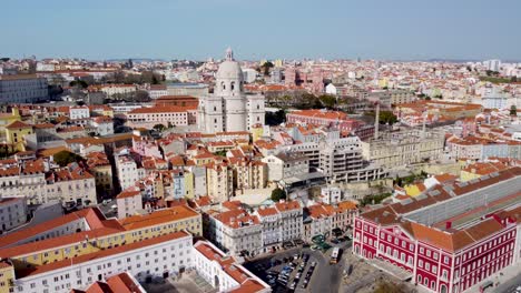 Panteón-Al-Nivel-De-La-Calle-En-La-Igreja-De-Santa-Engrácia-En-Lisboa,-Portugal,-Mostrando-Los-Monumentos-Históricos-De-La-Ciudad-Y-Su-Colorida-Belleza-Arquitectónica