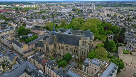 Iglesia-Y-Paisaje-Urbano-De-Notre-Dame-De-La-Couture,-Le-Mans-En-Francia