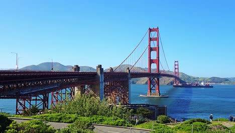 The-Golden-Gate-Bridge-from-Vista-Point-Establishing-Wide-Shot-with-Blue-Skies-Over-the-Bay-of-San-Francisco,-USA