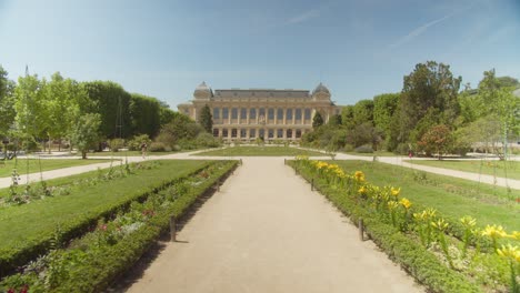 Malerische-Aussicht-Auf-Das-Naturkundemuseum-Von-Paris-Mit-Farbenfrohen-Gärten-An-Einem-Sonnigen-Tag