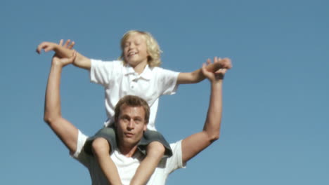 Athletic-Father-with-his-son-on-his-shoulders-pivoting