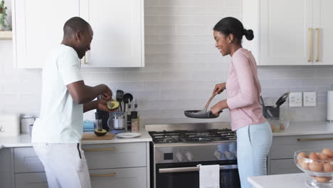 Ein-Vielfältiges-Paar-Kocht-Frühstück-In-Einer-Modernen-Küche