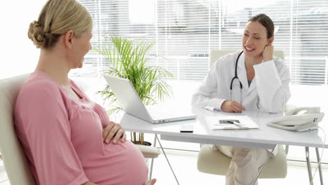 Ärztin-Im-Gespräch-Mit-Ihrer-Schwangeren-Patientin
