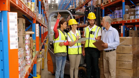 Warehouse-workers-working-together-