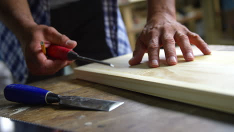 Konzentrieren-Sie-Sich-Auf-Die-Hände-Eines-Tischlers-Bei-Der-Arbeit