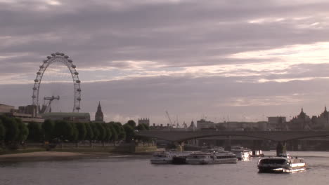 London-City-Und-Themse-Rive-2