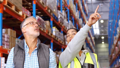 Warehouse-workers-working-together-