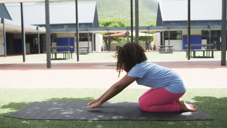 Chica-Birracial-Practicando-Yoga-En-La-Escuela.