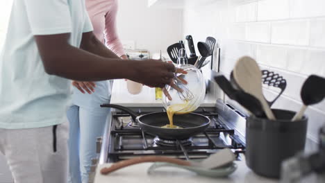 Una-Pareja-Diversa-Está-Preparando-El-Desayuno-Juntos-En-Una-Cocina-Luminosa