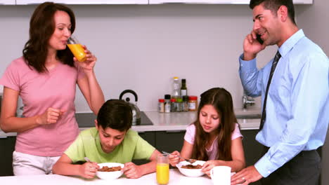 Familie-Frühstückt-Gemeinsam-In-Der-Küche