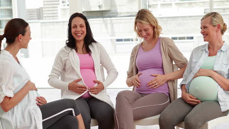 Mujeres-Embarazadas-Hablando-Juntas-En-Clase-Prenatal