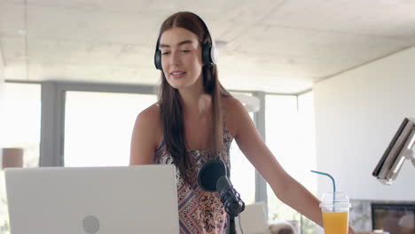 Una-Adolescente-Caucásica-Con-Cabello-Largo-Y-Castaño-Está-Usando-Una-Computadora-Y-Usando-Auriculares