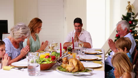 Großfamilie-Betet-Vor-Dem-Weihnachtsessen